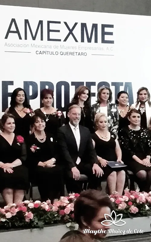 Maythe Muñoz de Cote, empresaria mexicana en foto grupal con otras mujeres empresarias