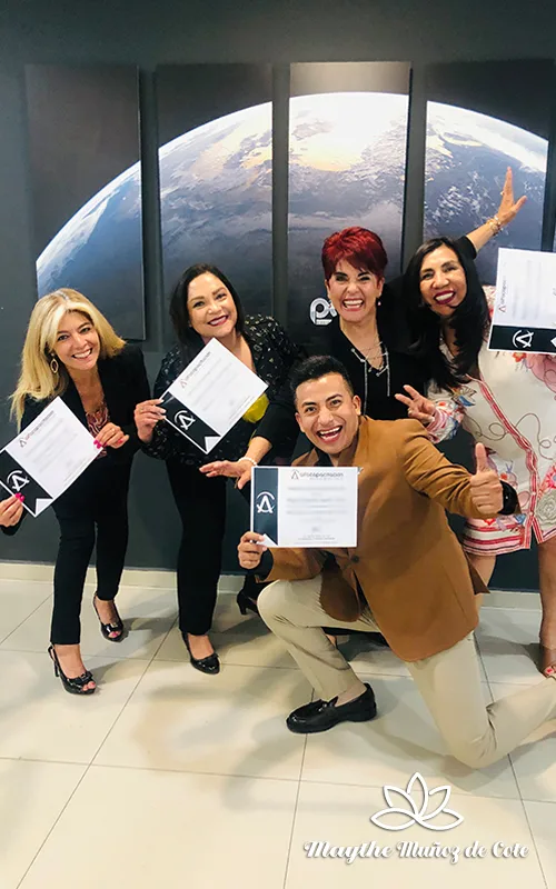 Maythe Muñoz de Cote, festejando con sus clientes el final de una capacitación orientada fortalecer sus Empresas Familiares