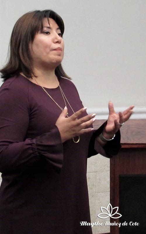 Maythe Muñoz de Cote, Alumna del Taller de Oratoria para Profesionales dando su discurso final