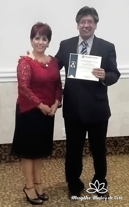 Maythe Muñoz de Cote, graduado del Taller de Oratoria Oratoria mostrando su diploma