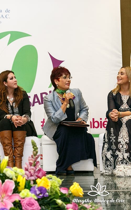 Maythe Muñoz de Cote, conferencista profesional en un panel sobre mujeres y diversificación