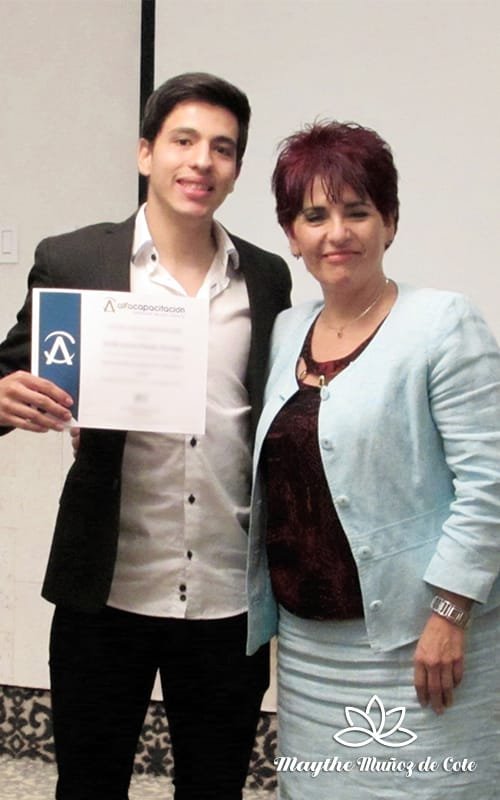 Maythe Muñoz de Cote, alumno del Taller de Oratoria Oratoria mostrando su diploma