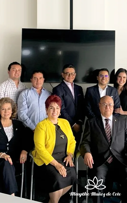 Maythe Muñoz de Cote, en fotografía grupal con algunos de los empresarios mexicanos más importantes