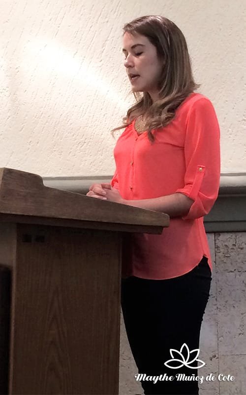 Maythe Muñoz de Cote, alumna del Taller de Oratoria para Profesionales dando un discurso