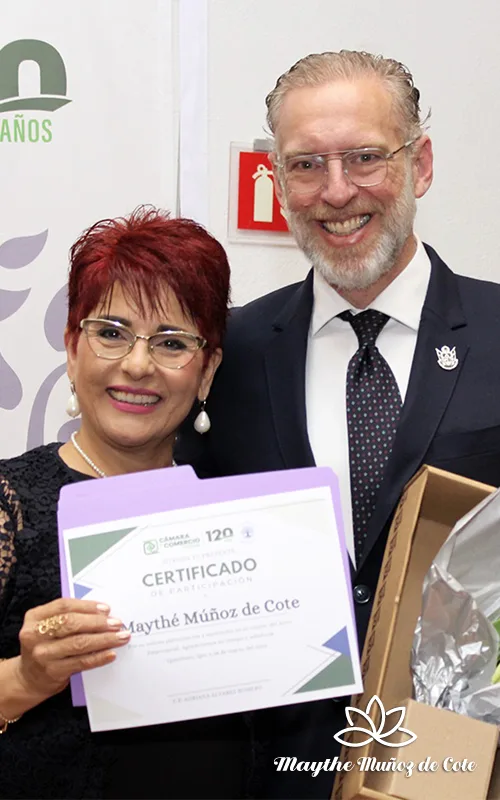 Maythe Muñoz de Cote, recibiendo su reconocimiento por su participación como invitada principal experta en Empresas Familiares