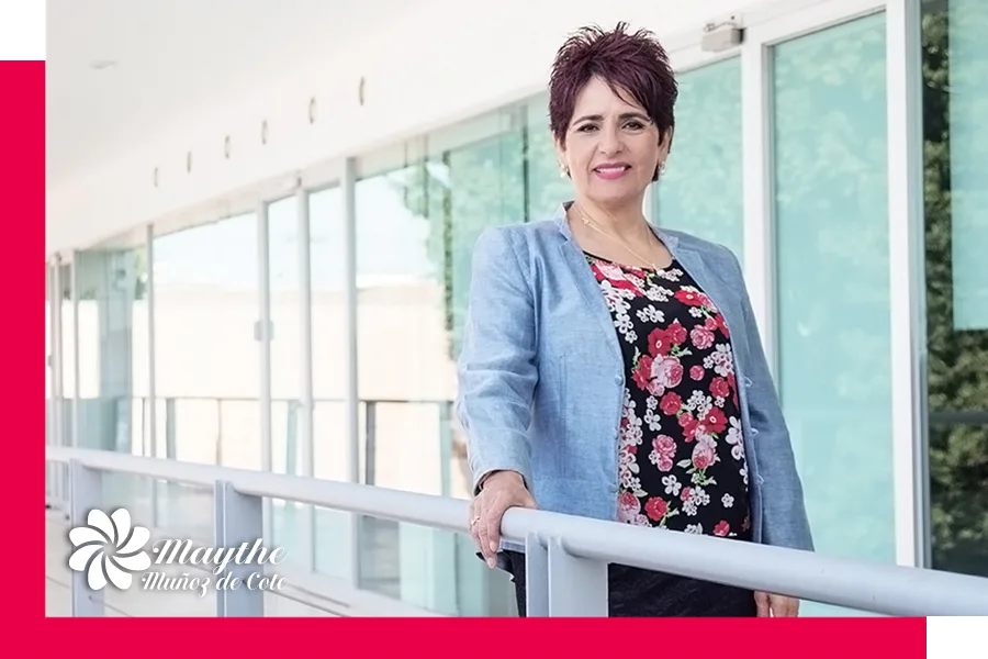 Maythe Muñoz de Cote, Experta en Empresas Familiares afuera de su oficina