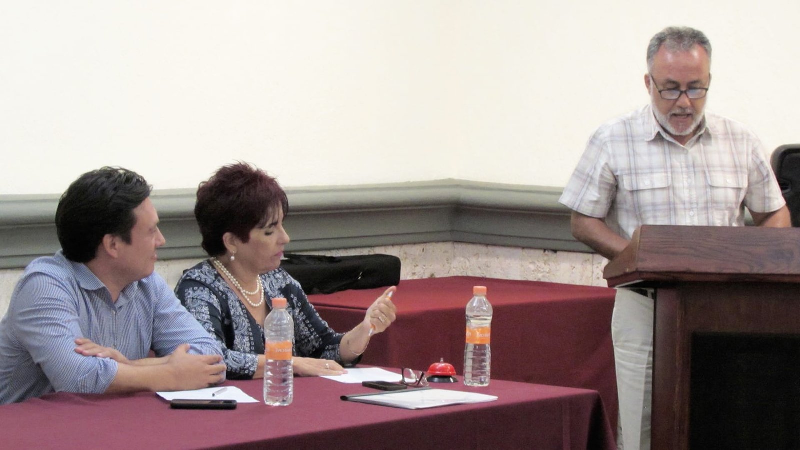 Maythe Muñoz de Cote, alumno del Taller de Oratoria para Profesionales dando su primer discurso